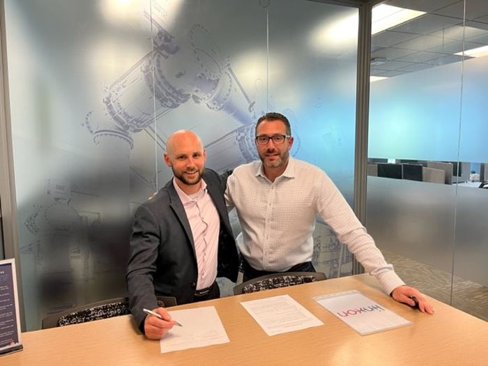 Ben from Available Power and Nicolas from Linxon sign an agreement for the Greenport BESS project